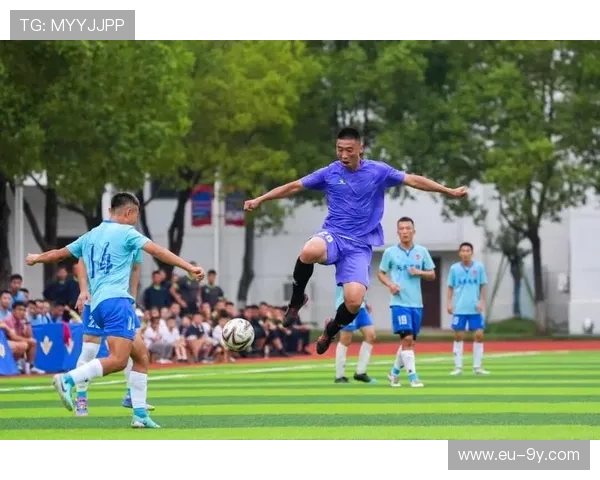 围绕绿茵场上飞舞的足球展开一场激情与团队精神的较量